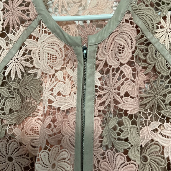 LACE ZiP UP JACKET.  MAUVE, PINK AND TAUPE IN COLOR. XL. - Picture 2 of 9